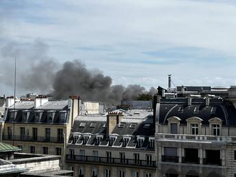 Francia, maxi incendio in palazzo in centro a Parigi