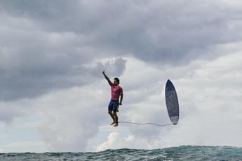 Il surf e il volo sul mare, Medina e la foto cult a Parigi 2024