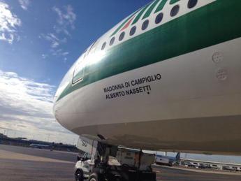 In vendita Boeing Alitalia intitolato a pilota morto in servizio: “Lo compri lo Stato”