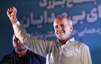 Iran, il riformista Pezeshkian eletto presidente: “Tenderemo mano a tutti”