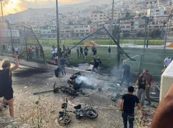 Israele, drone di Hezbollah su campo da calcio: 9 morti. Katz: “Guerra totale”