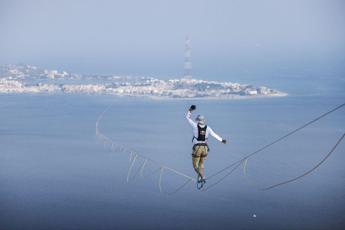 Jaan Roose fallisce l’impresa: sullo Stretto di Messina su slackline cade e il record sfuma