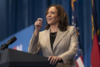 La ‘pioniera’ Kamala Harris, chi è la vice di Biden che potrebbe diventare presidente