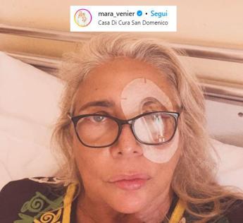 Mara Venier in clinica con un occhio bendato: “Mai tranquilla”