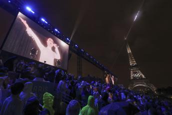 Parigi 2024, Celine Dion incanta: il mitico ritorno dopo la malattia – Video