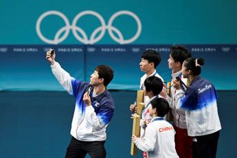 Parigi 2024, selfie olimpico tra atleti della Corea del Nord e del Sud diventa virale