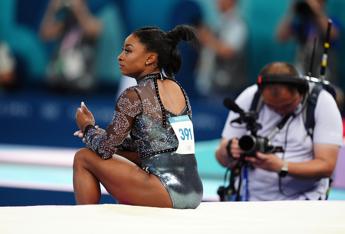 Parigi 2024, tutti gli occhi per Simone Biles: anche Tom Cruise col fiato sospeso