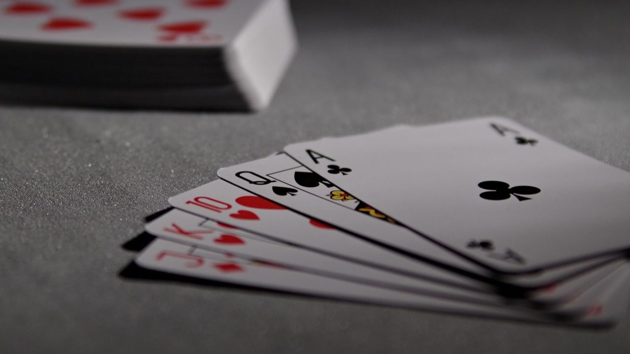 Padroneggiare il bluff nel poker online: consigli e tecniche