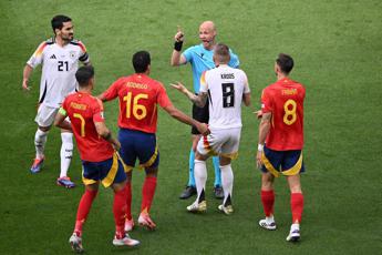 Spagna-Germania 2-1, arbitro Taylor nega rigore: bis dopo Roma-Siviglia – Video
