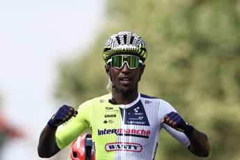 Tour de France, Girmay vince terza tappa e Carapaz nuova maglia gialla