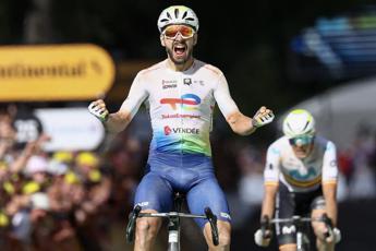 Tour de France, Turgis vince la tappa degli sterrati e Pogacar sempre maglia gialla