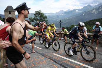 Tour de France, spettatore lancia patatine in faccia a Pogacar – Video