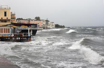 Trombe d’aria e nubifragi a Ischia, danni e disagi