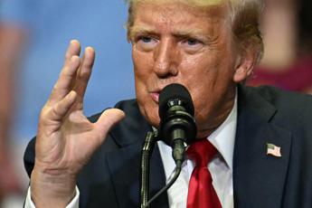 Trump: “Biden non ha il covid, oggi dimenticherà di essersi ritirato”