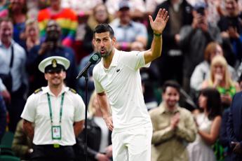 Wimbledon, Djokovic batte Rune e litiga col pubblico – Video