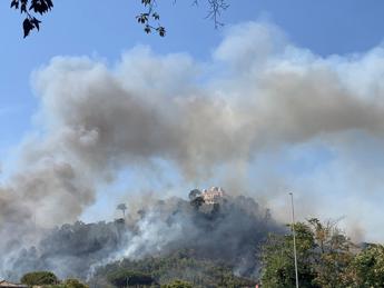 Roma, maxi incendio a Monte Mario: non si esclude dolo, aperta inchiesta