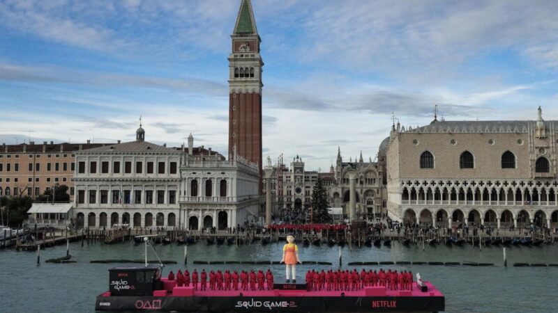 Netflix – La Bambola e le Pink Guards di Squid Game invadono Venezia